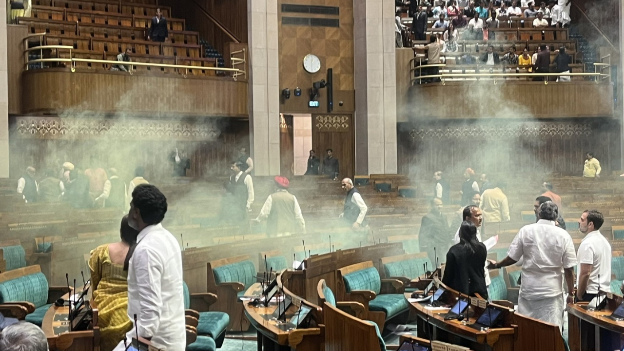 Parliament Attack: সংসদের নিরাপত্তায় কড়া অবস্থান! সাসপেন্ড ৭ নিরাপত্তা আধিকারিক