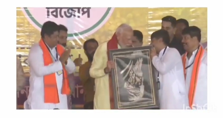Modi: মোদির হাতে রবি ঠাকুরের উল্টো ছবি উপহার! তৃণমূলের নিশানায় বিজেপি